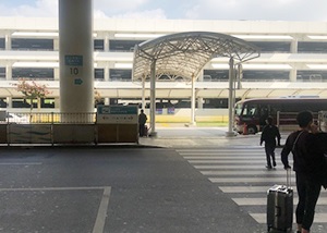 나하공항 렌터카 셔틀버스 탑승장 안내 - 공항내에서 이동하는 방법 ④ 1F의 4번 출구로 나가서 횡단 보도를 건너겠습니다.
