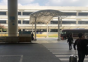 나하공항 렌터카 셔틀버스 탑승장 안내 - 공항 밖에서 이동하는 방법 ③ 흡연실을 지나서 횡단보도를 건넙니다.