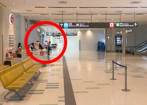 나하공항 렌터카 셔틀버스 탑승장 안내 - 공항내에서 이동하는 방법 ① 도착 로비 안쪽에 있는 에스컬레이터에서 2F에