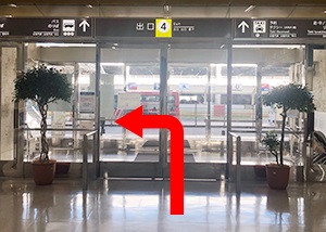 나하공항 렌터카 셔틀버스 탑승장 안내 - 공항내에서 이동하는 방법 ④ 1F의 4번 출구로 나가서 횡단 보도를 건너겠습니다.
